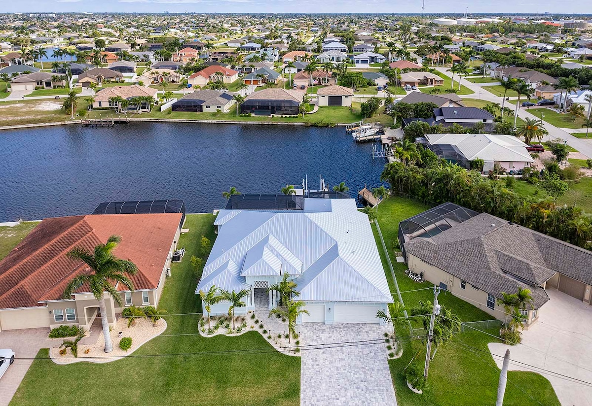 Privater Salzwasser-Pool am Kanal mit Bootsdock und Terrasse.