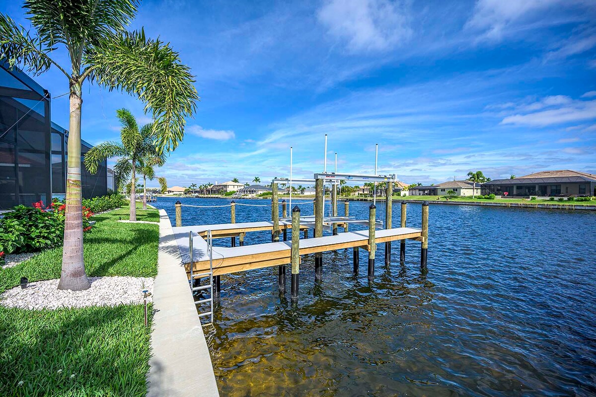 Privater Salzwasser-Pool mit Blick auf den Kanal und Bootsdock.