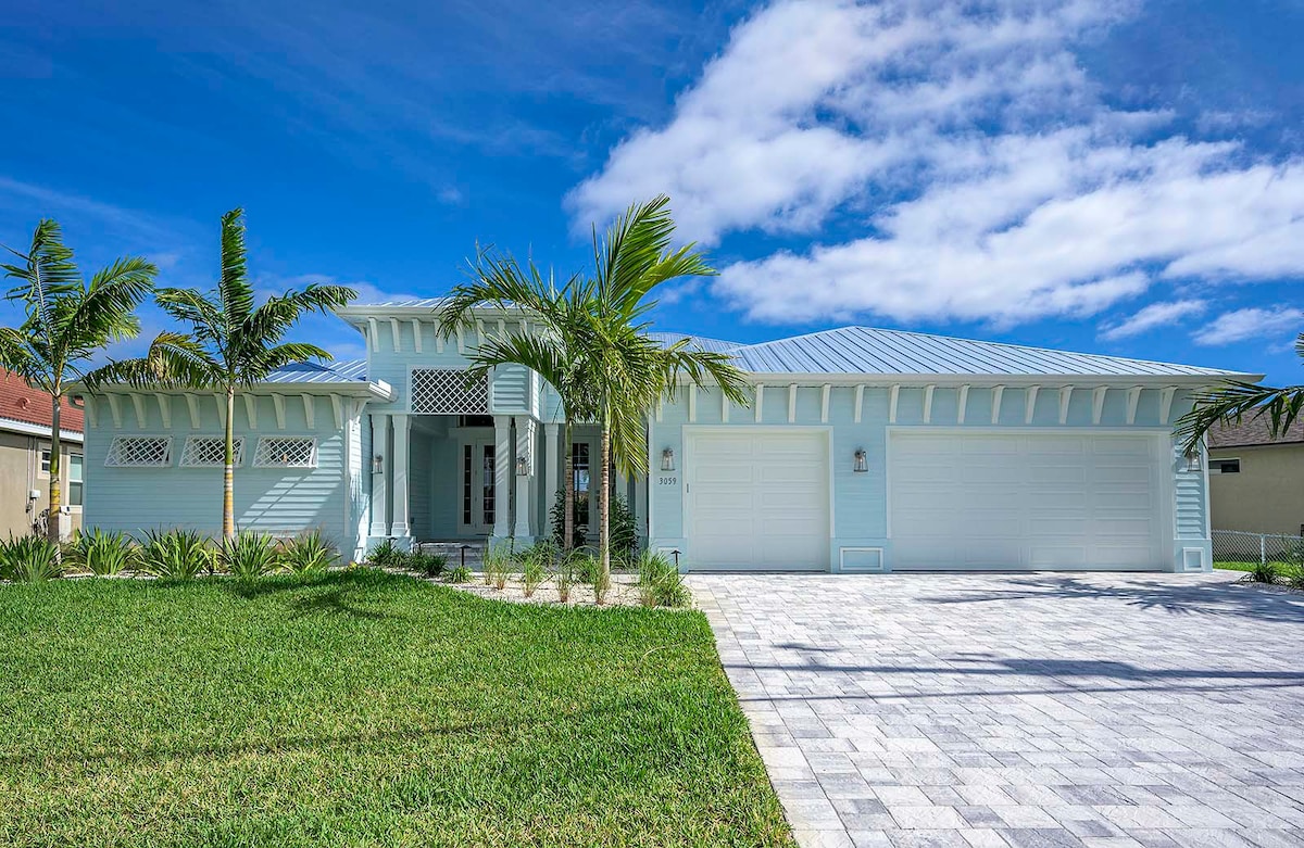 Privater Salzwasser-Pool am Kanal mit Bootsdock und Sitzbereich im Außenbereich.