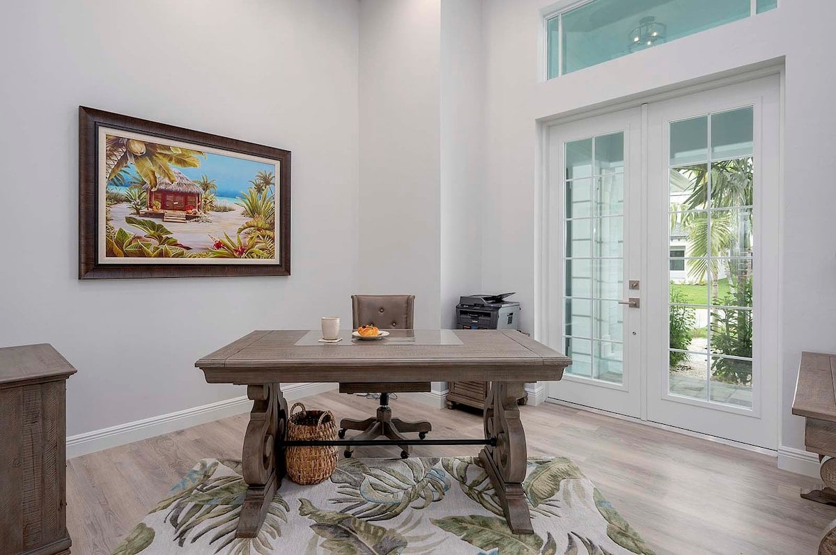 Privater Salzwasser-Pool am Kanal mit Bootsdock und Terrasse.