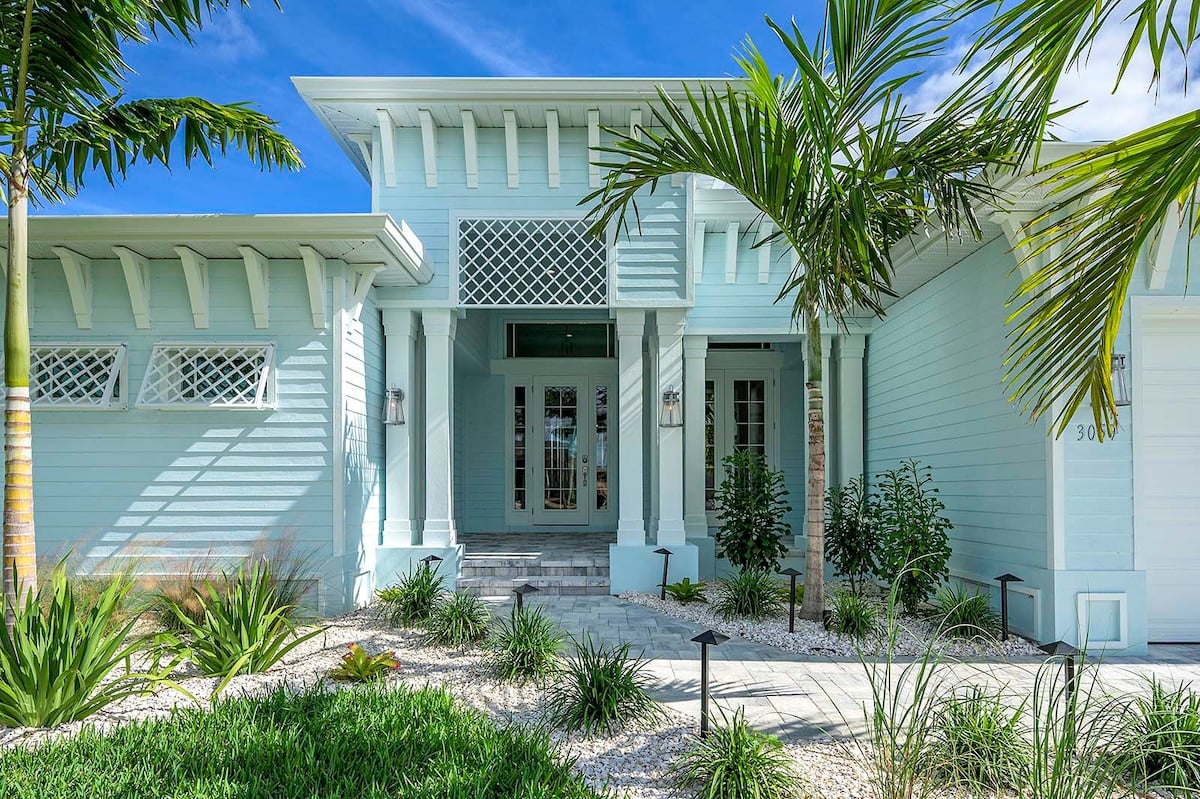 Außenbereich am Kanal mit privatem Bootsdock und Salzwasser-Pool.