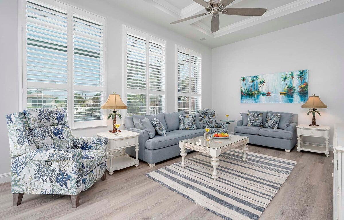 Privater Salzwasser-Pool mit Terrasse am Kanal und Bootsdock.