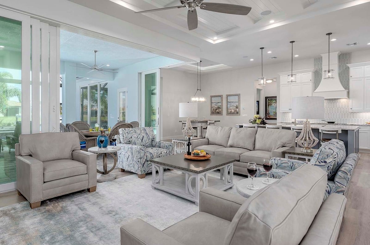 Privater Salzwasser-Pool am Kanal mit Bootsdock und Terrasse.