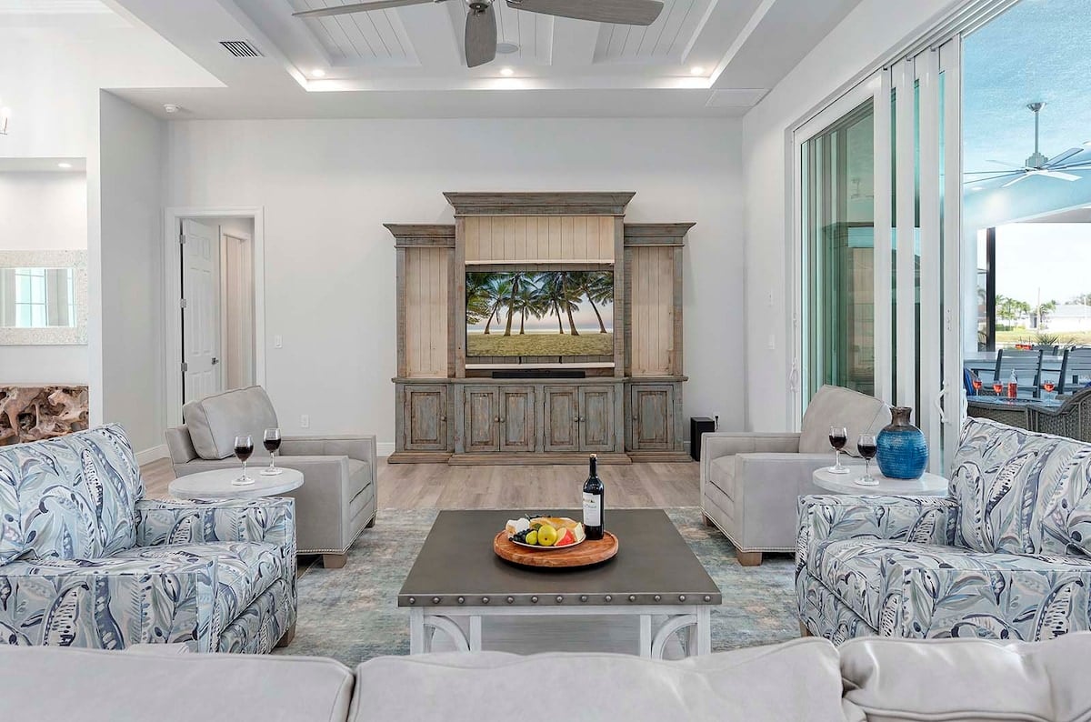 Privater Salzwasser-Pool mit Blick auf den Kanal und Bootsdock.