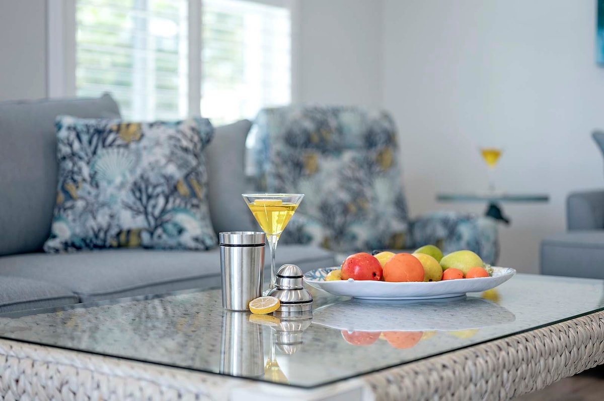 Privater Salzwasser-Pool am Kanal mit Bootsdock und Terrasse.