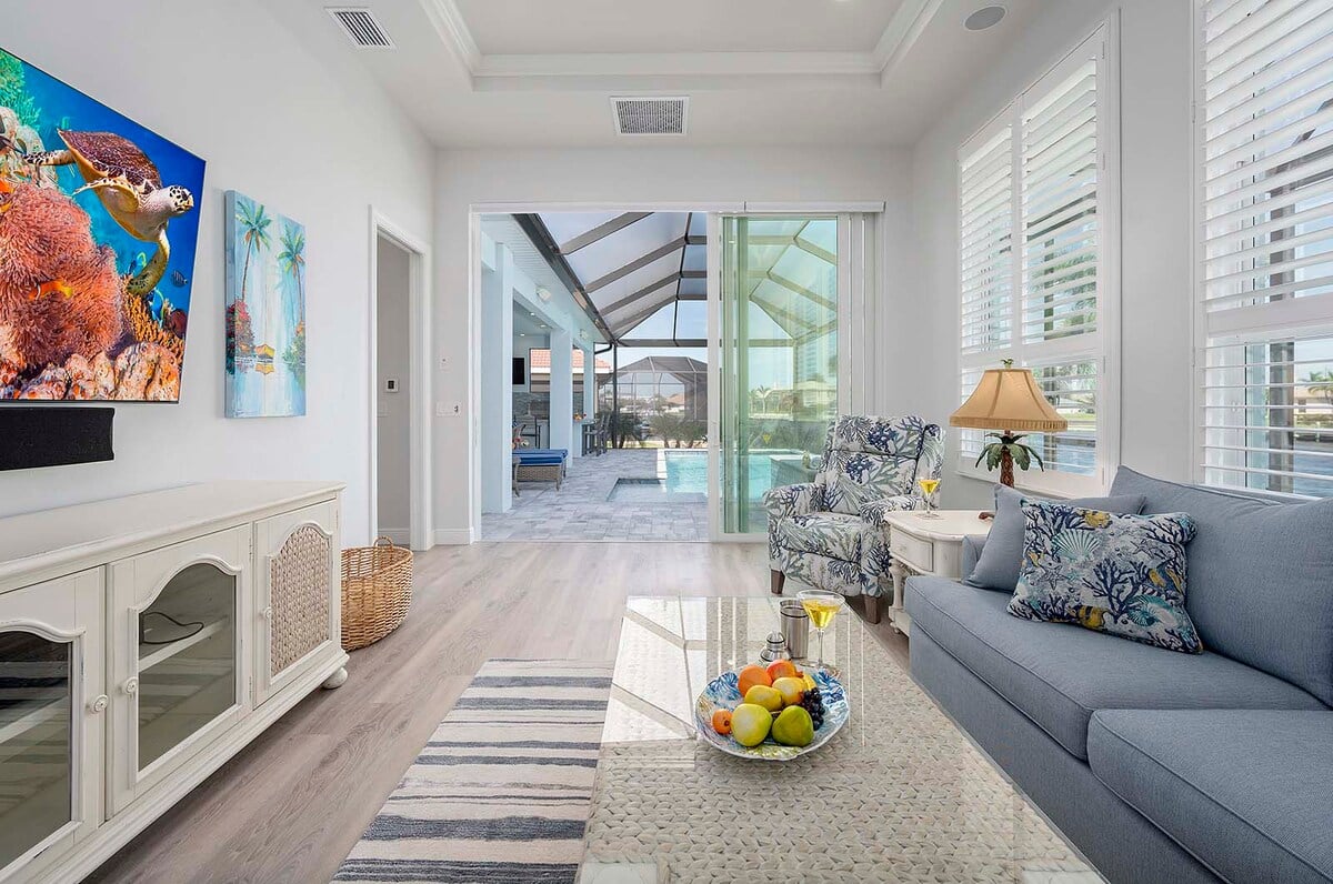 Privater Salzwasser-Pool am Kanal mit Bootsdock.