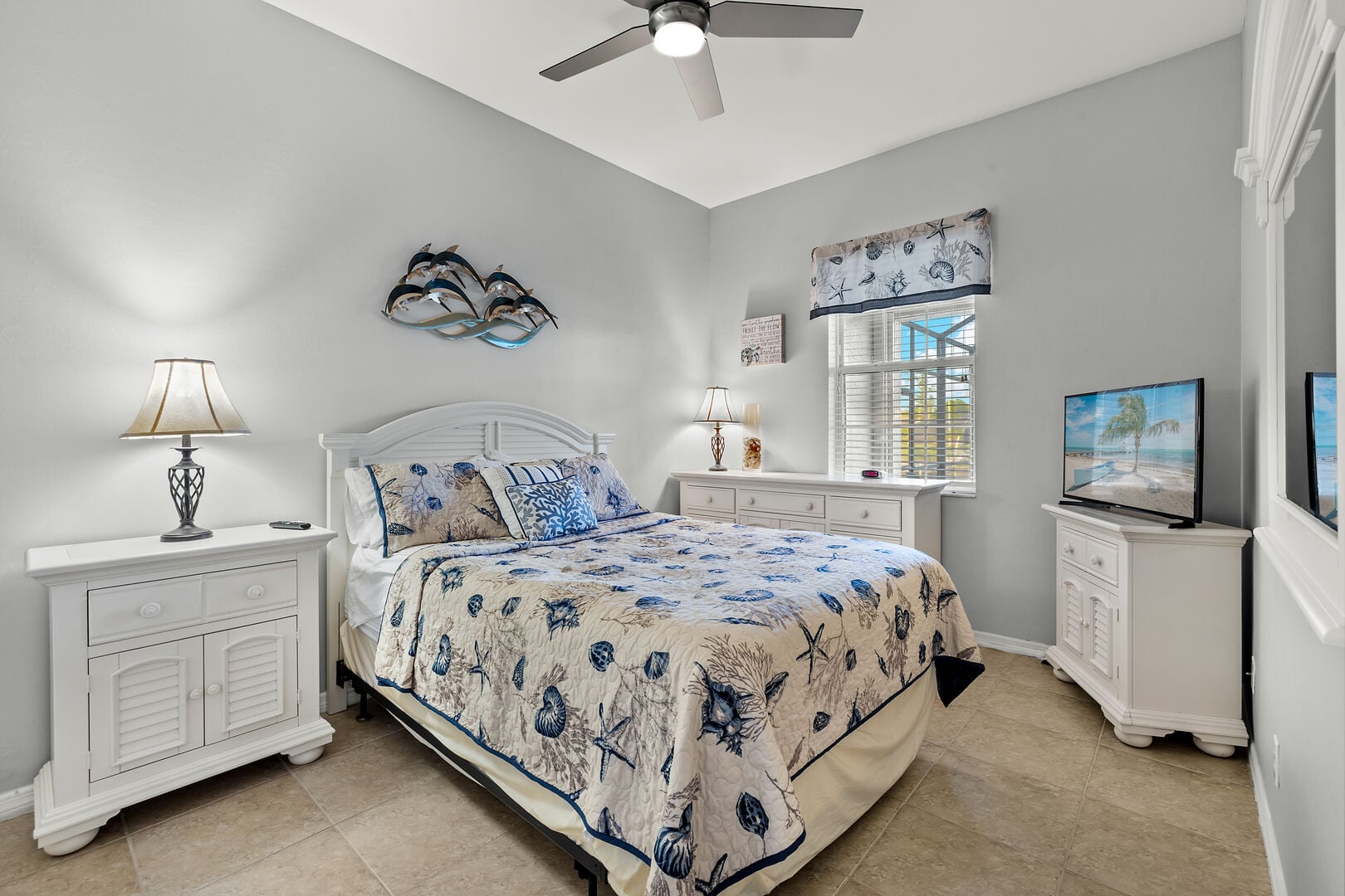 Privater Pool auf der Lanai mit Blick auf den Kanal und Bootsdock.