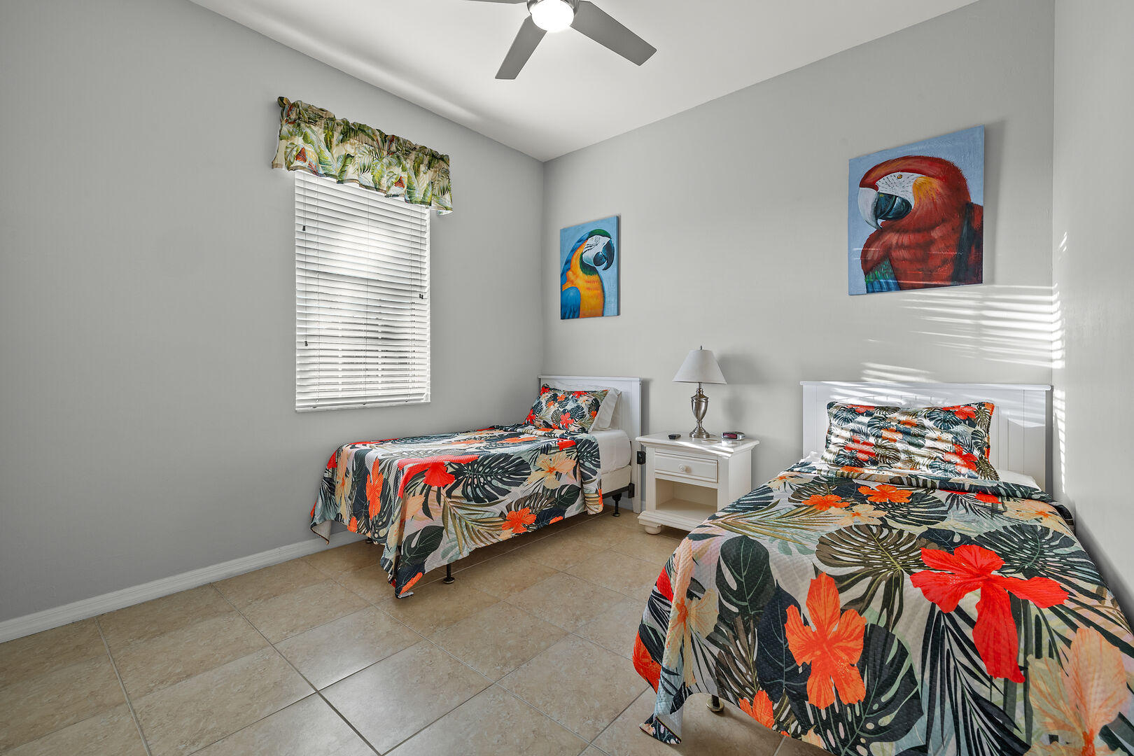 Lanai mit Outdoor-Essbereich, Grill und Blick auf den Kanal.