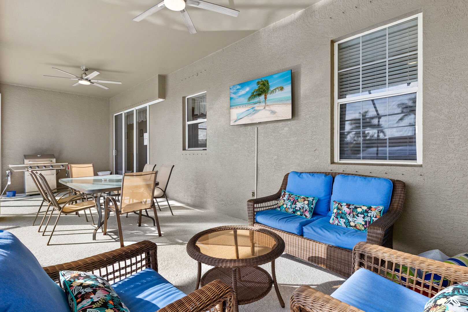 Lanai mit Outdoor-Essbereich, Grill und Blick auf den Kanal.