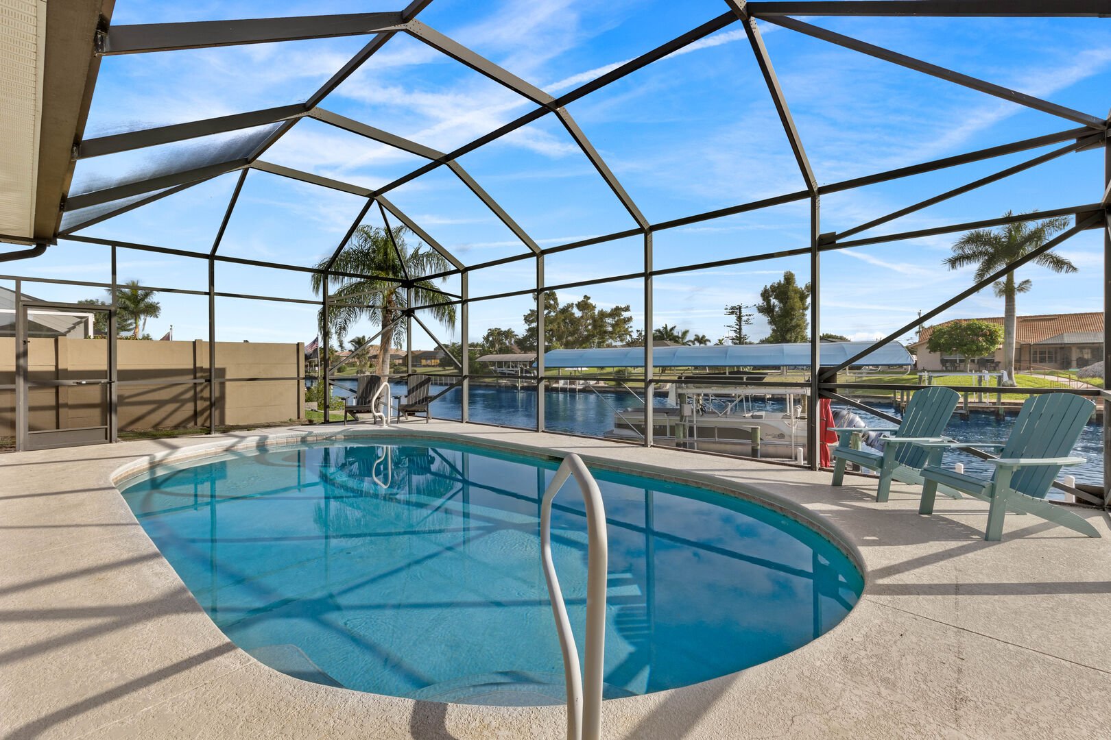 Lanai mit Outdoor-Essbereich, Grill und Blick auf den Kanal.