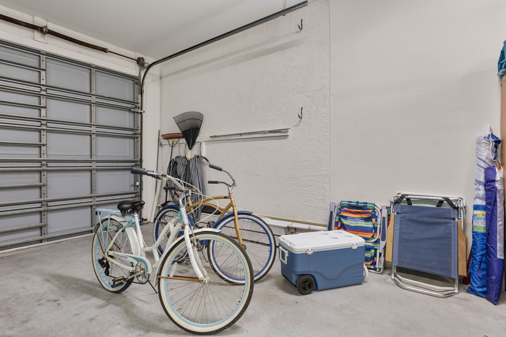 Blick auf Kanal mit privatem Bootssteg und Bootslift.