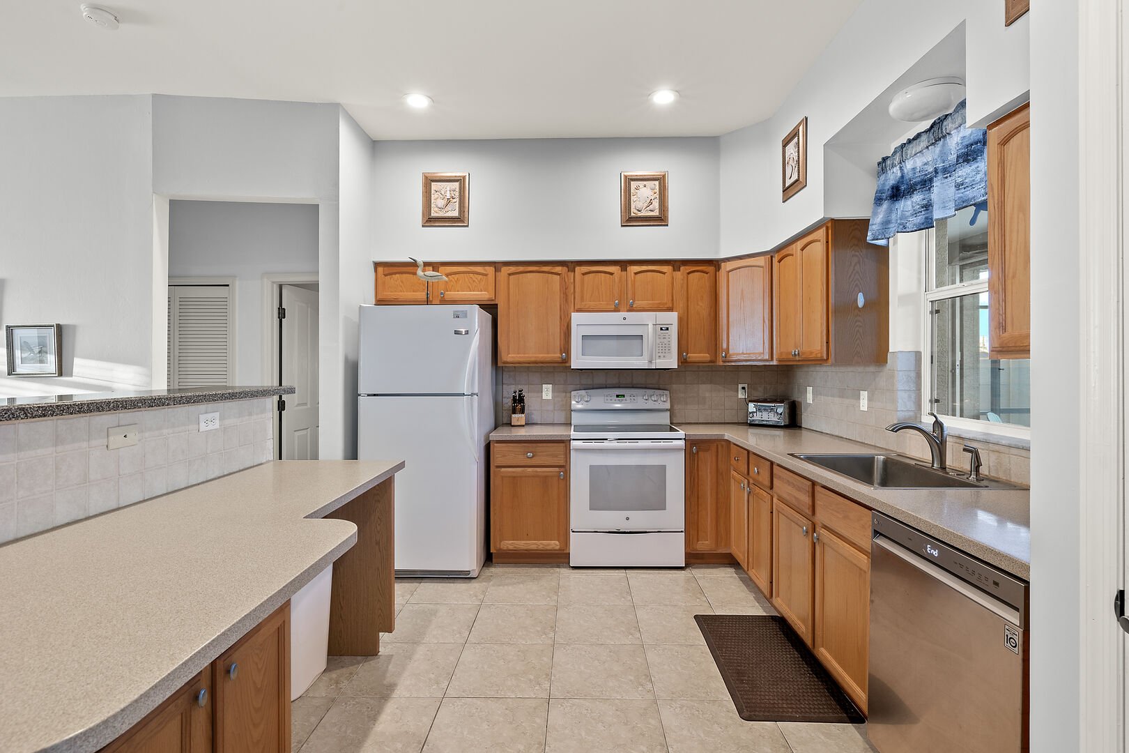 Überdachte Lanai mit Esstisch, Grill und Blick auf den Kanal.