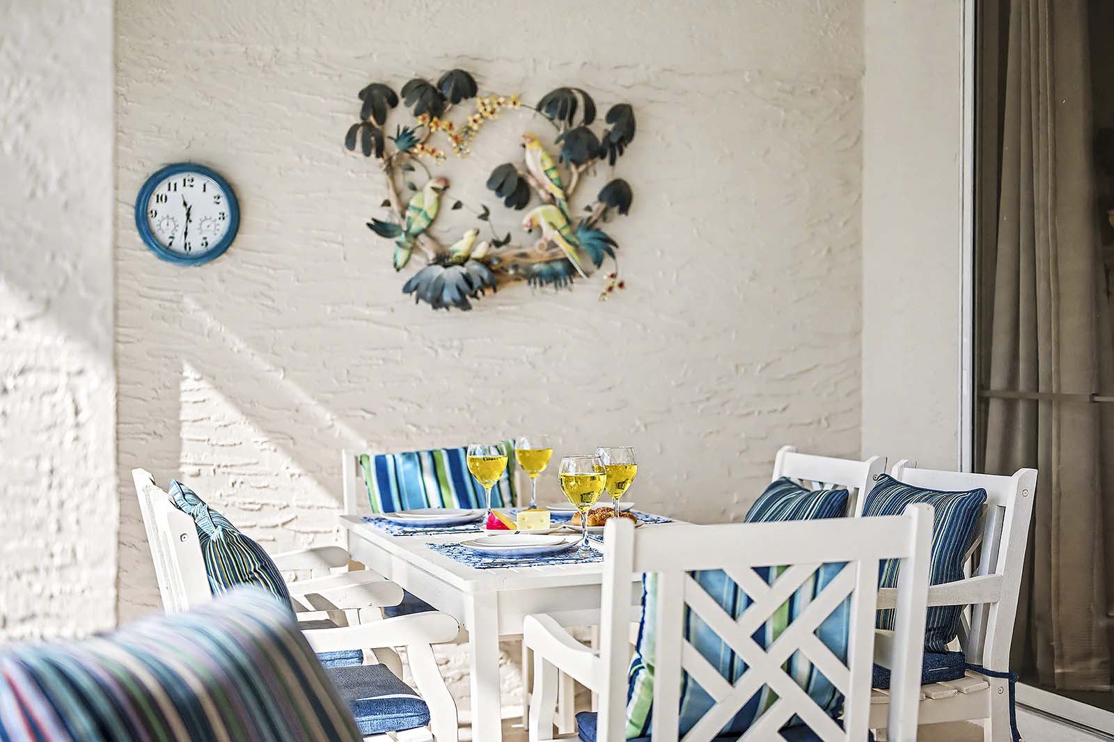 Beheizter Pool mit Sonnenterrasse am Kanal und privatem Bootsdock mit Tiki-Hut.