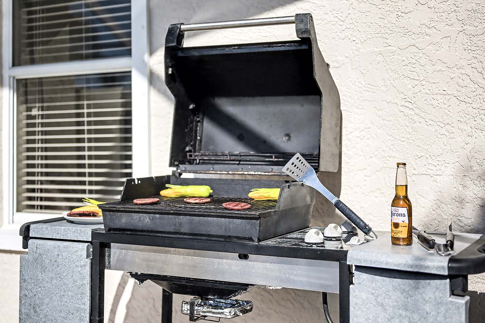 Beheizter Pool mit Sonnenterrasse am Kanal.
