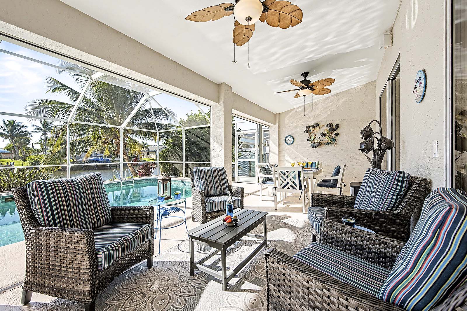 Sonnige Poolterrasse mit beheiztem Pool und Blick auf den Kanal.