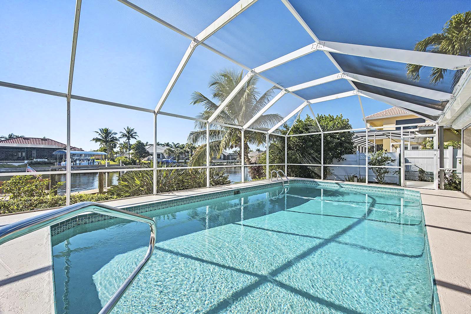 Beheizter Pool mit Lanai und Blick auf den Kanal