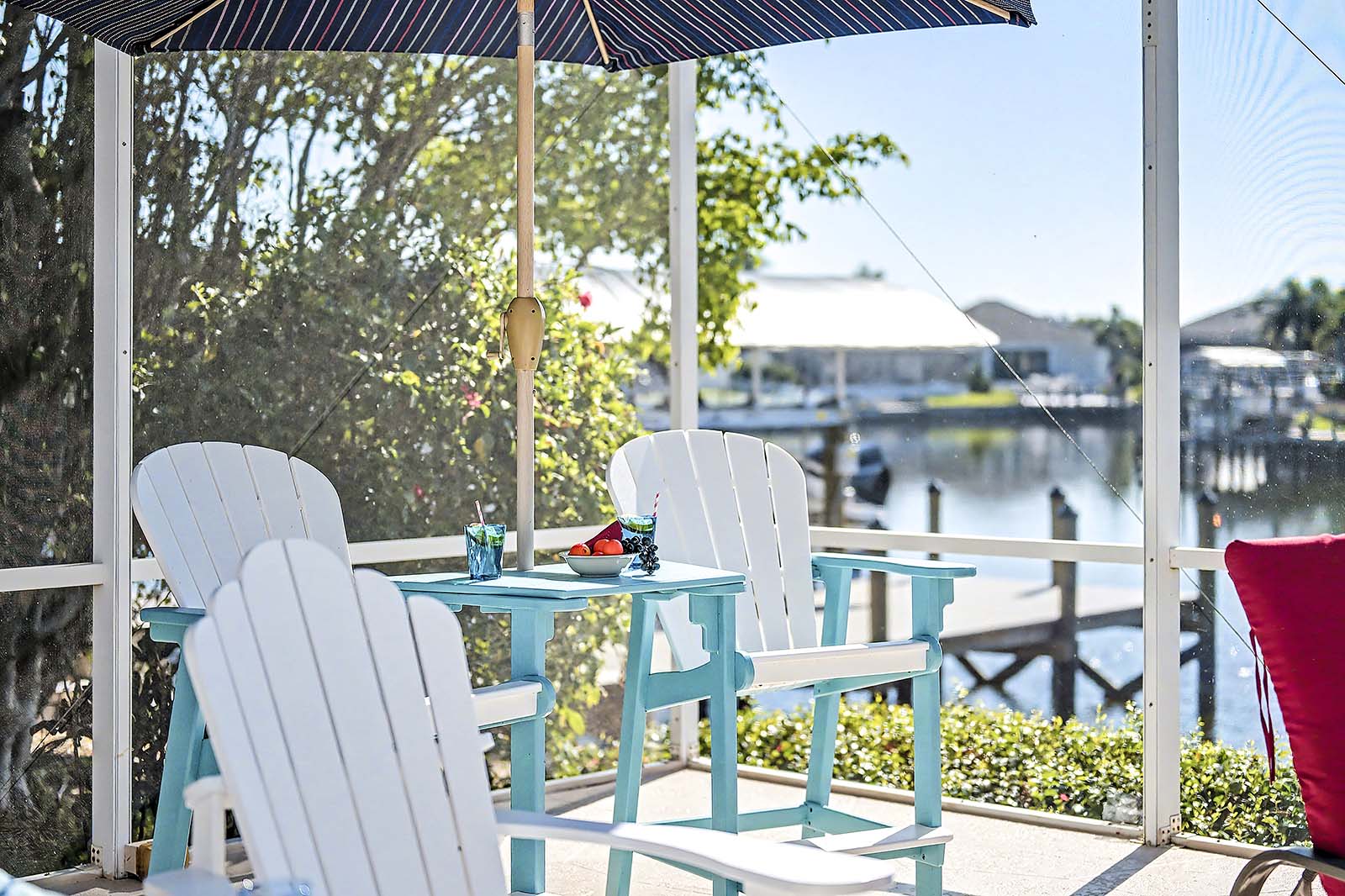 Privates Bootsdock mit Tiki-Hut am Kanal bei Sonnenuntergang.
