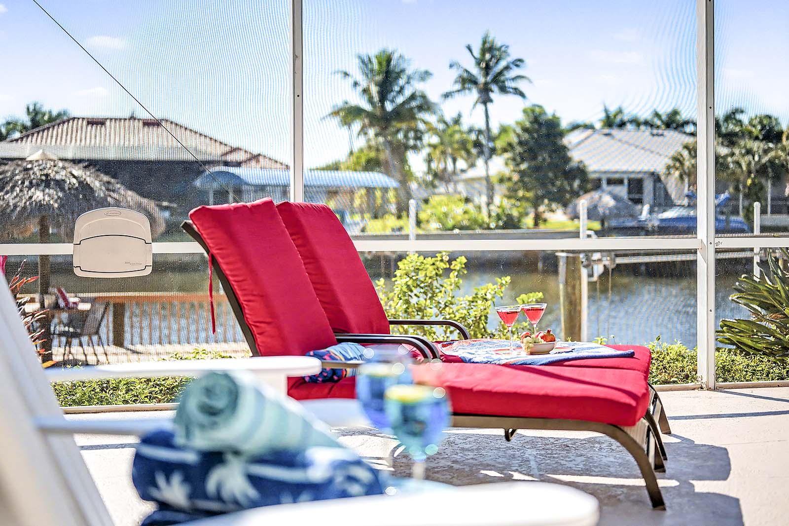 Beheizter Pool mit Terrasse in Südlage am Kanal.