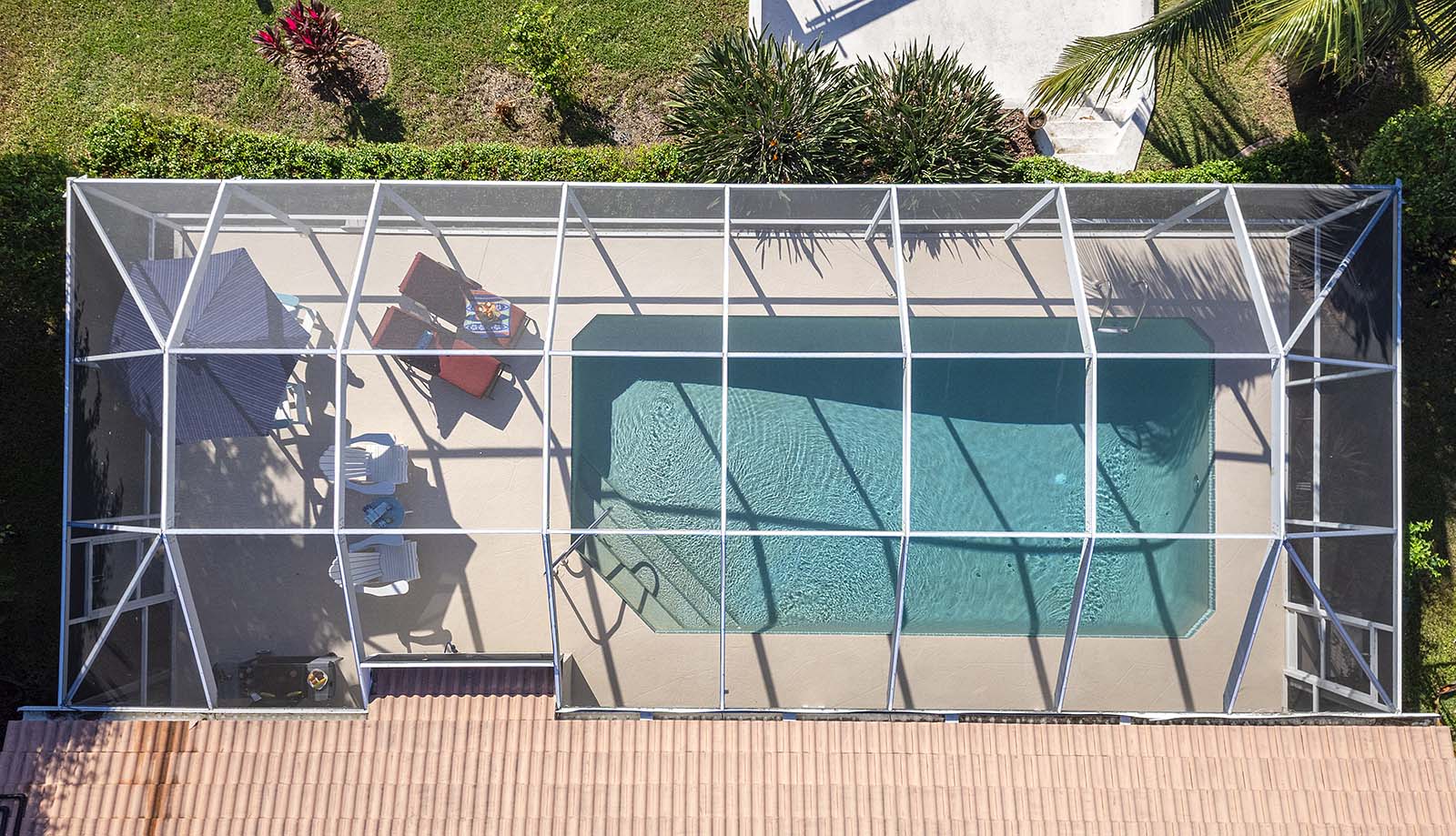 Beheizter Pool mit Sonnenterrasse am Kanal