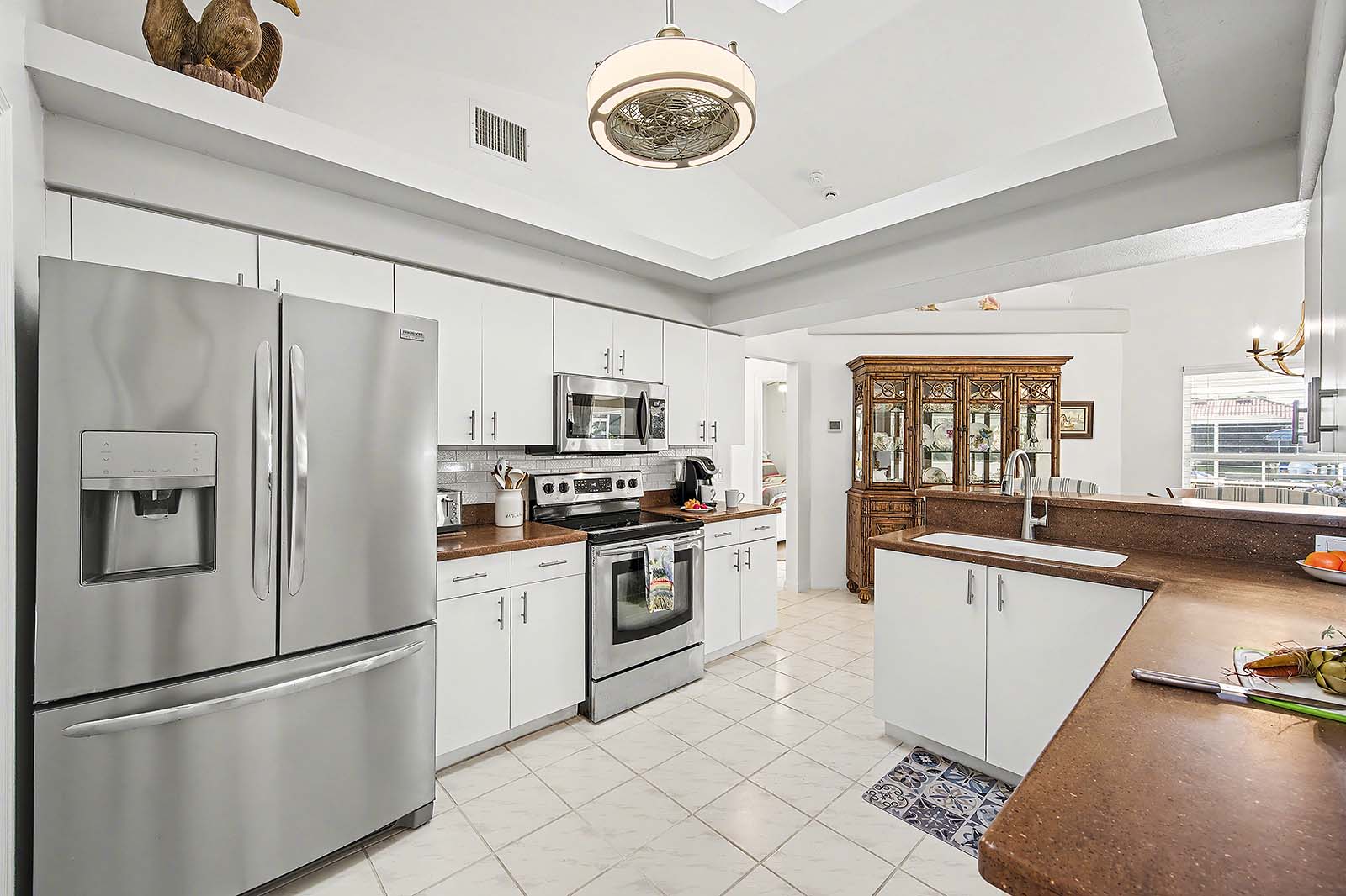 Beheizter Pool mit Terrasse und Blick auf den Kanal.