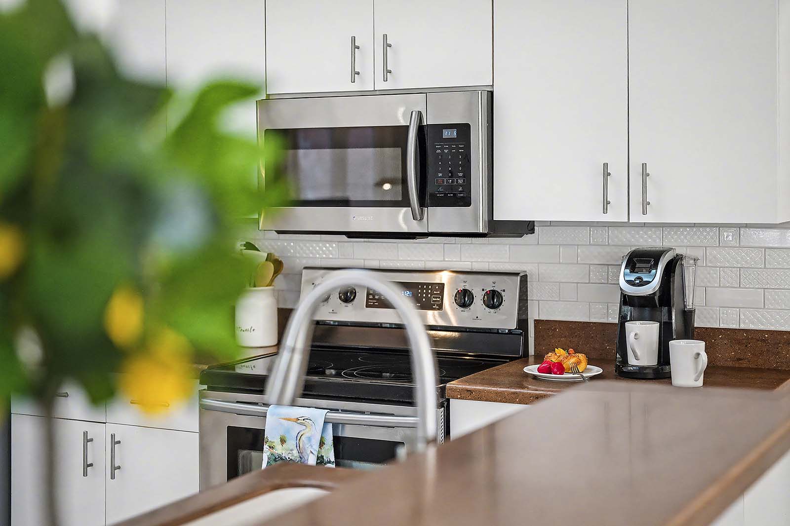 Beheizter Pool auf der sonnigen Terrasse mit Blick auf den Kanal.