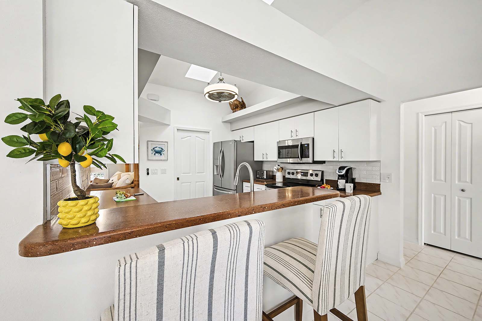 Tiki-Hut am privaten Bootsdock mit Blick auf den Kanal.