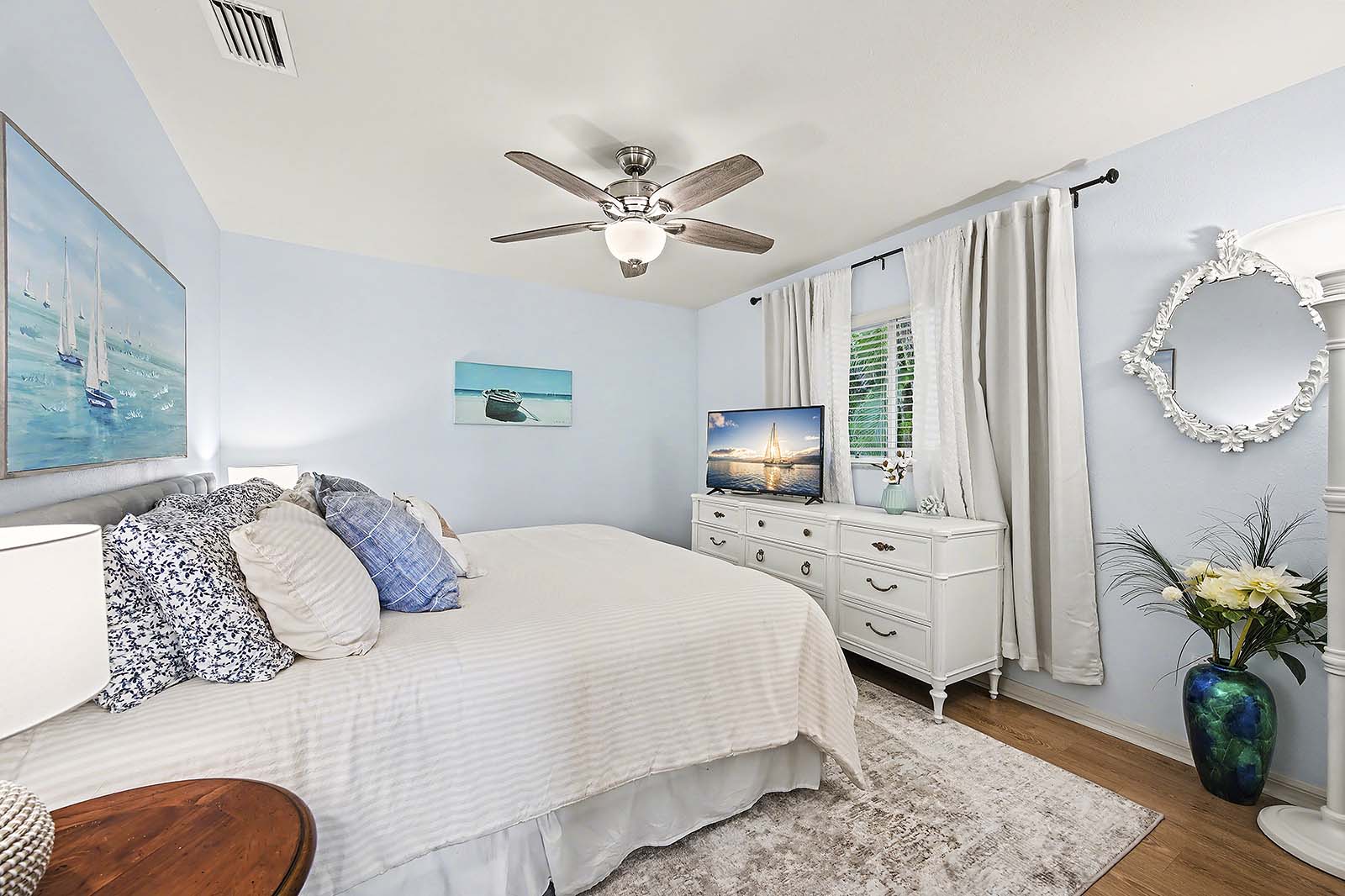 Privates Bootsdock am Kanal mit Tiki-Hut und Blick aufs Wasser.