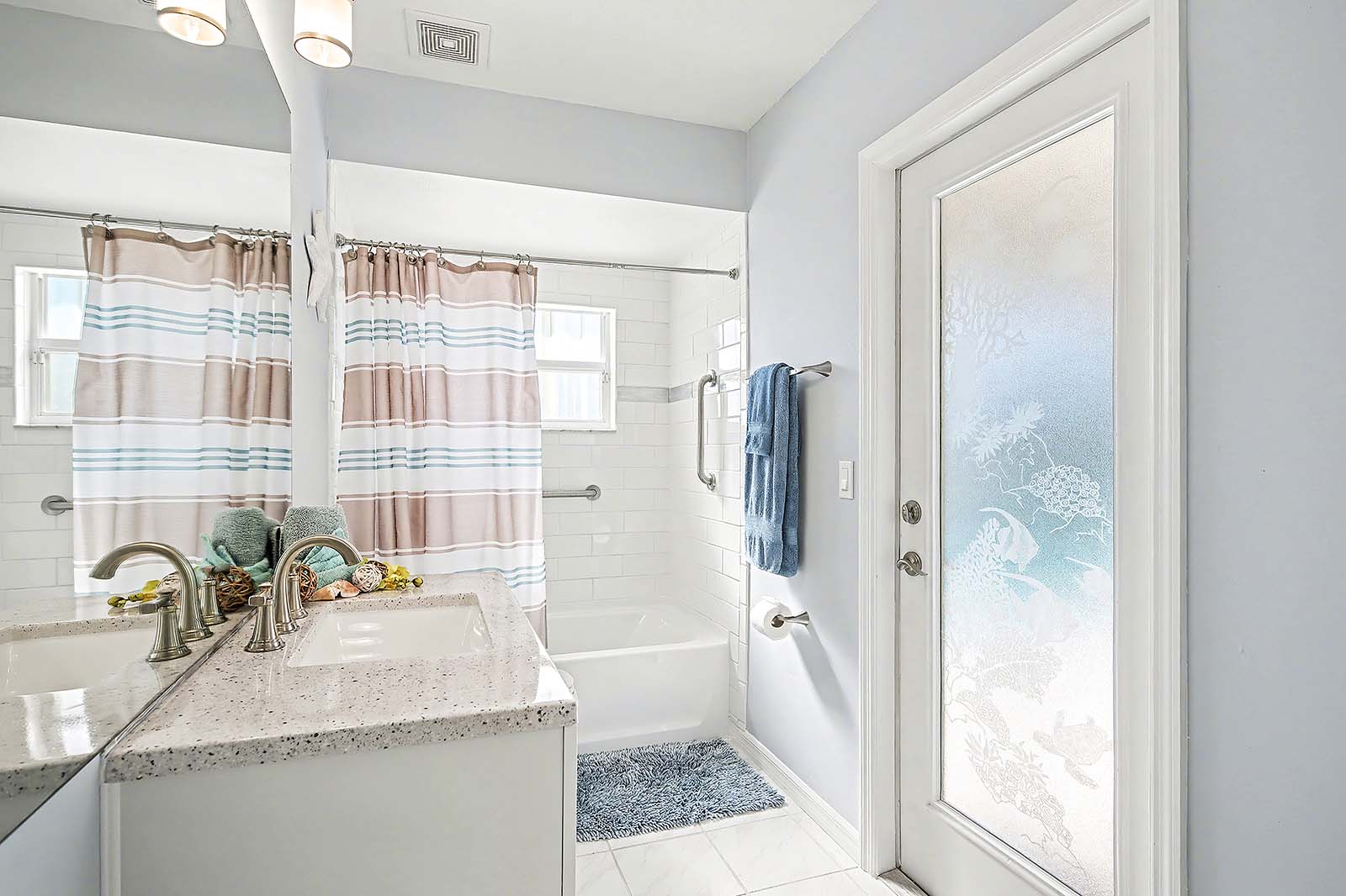 Privates Bootsdock am Kanal mit Tiki-Hut und Sitzbereich.