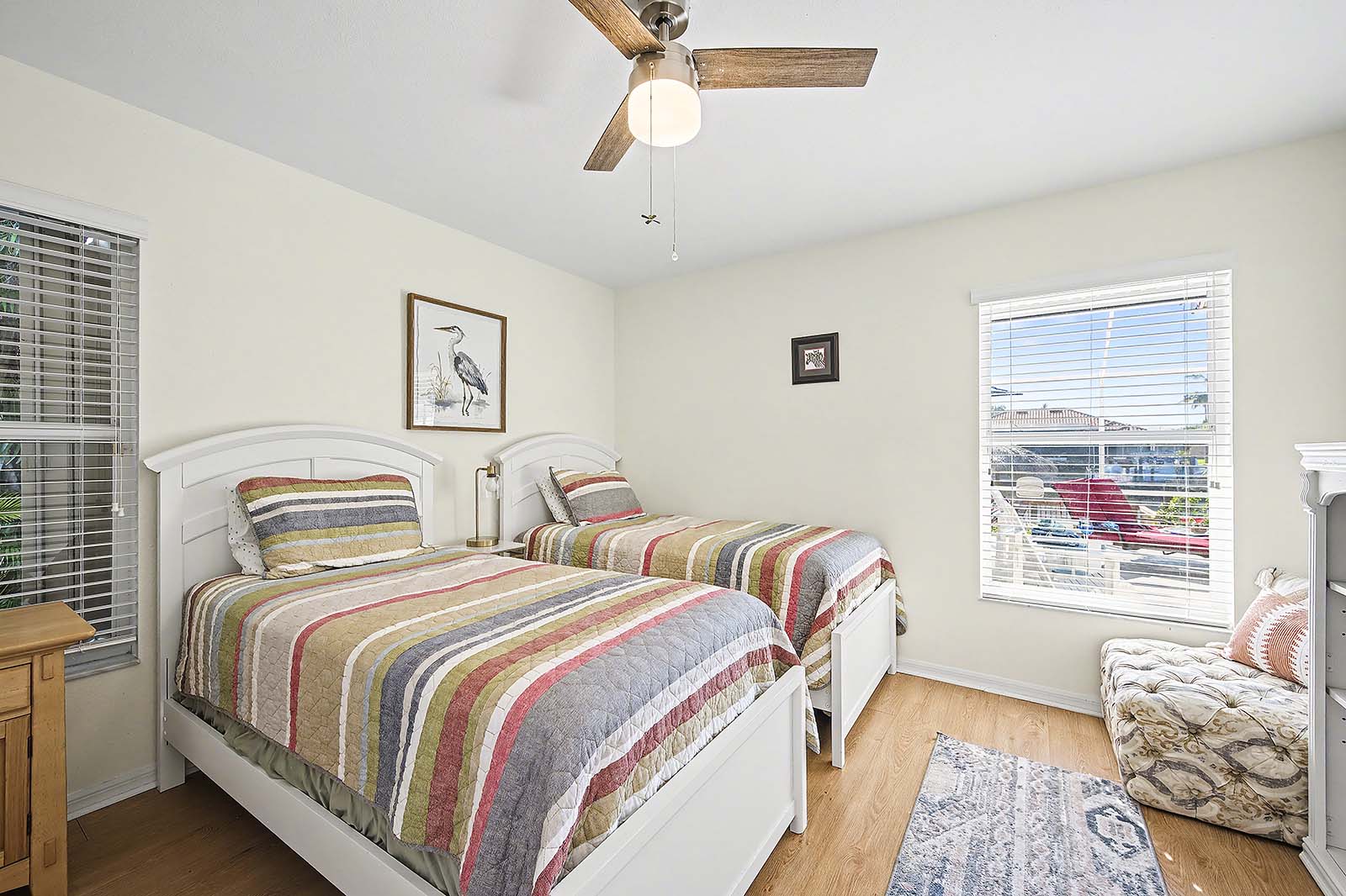 Beheizter Pool mit Sonnenterrasse am Kanal und privatem Bootsdock mit Tiki-Hut.