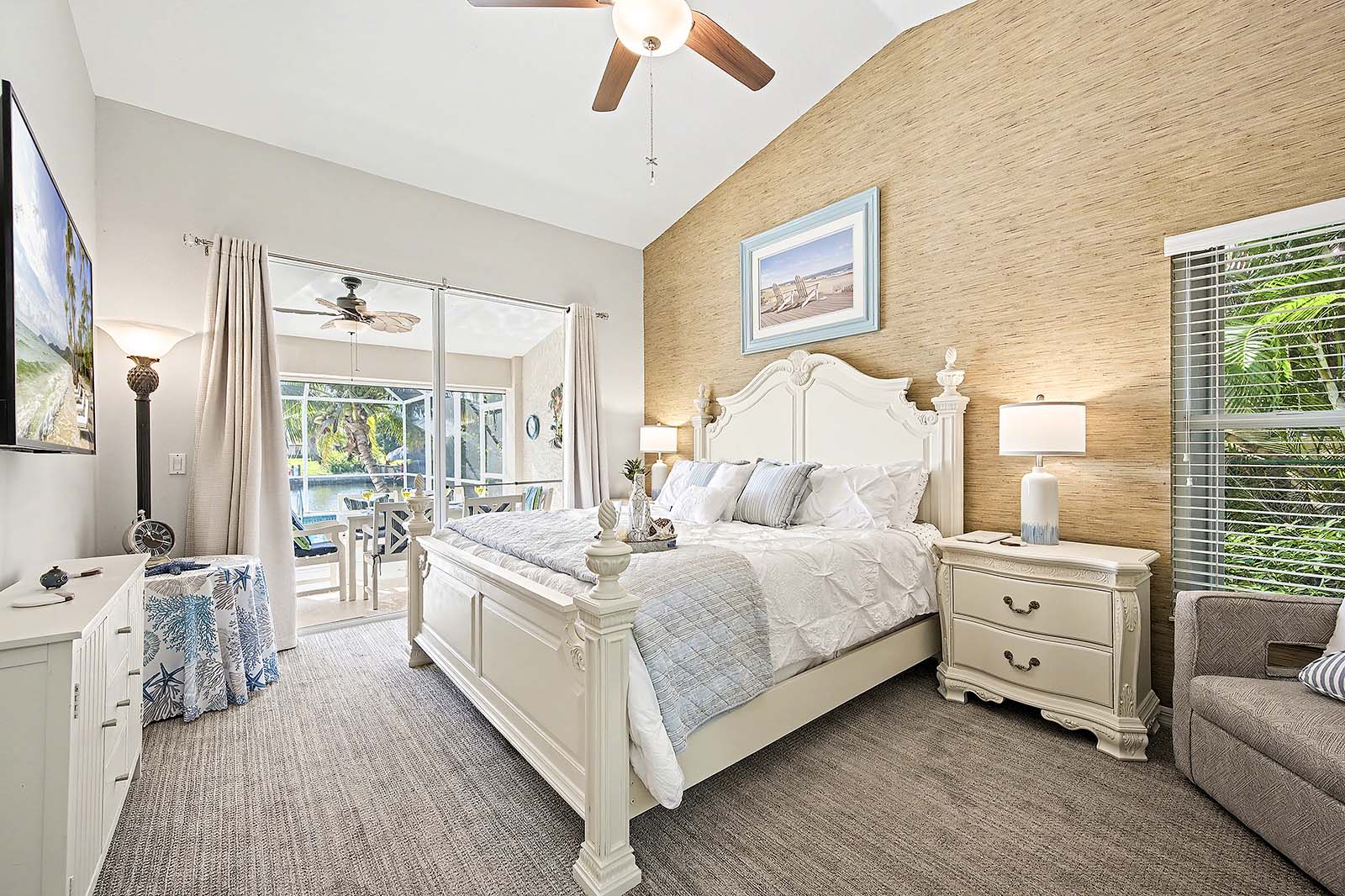 Beheizter Poolbereich mit Lanai und Blick auf den Kanal.