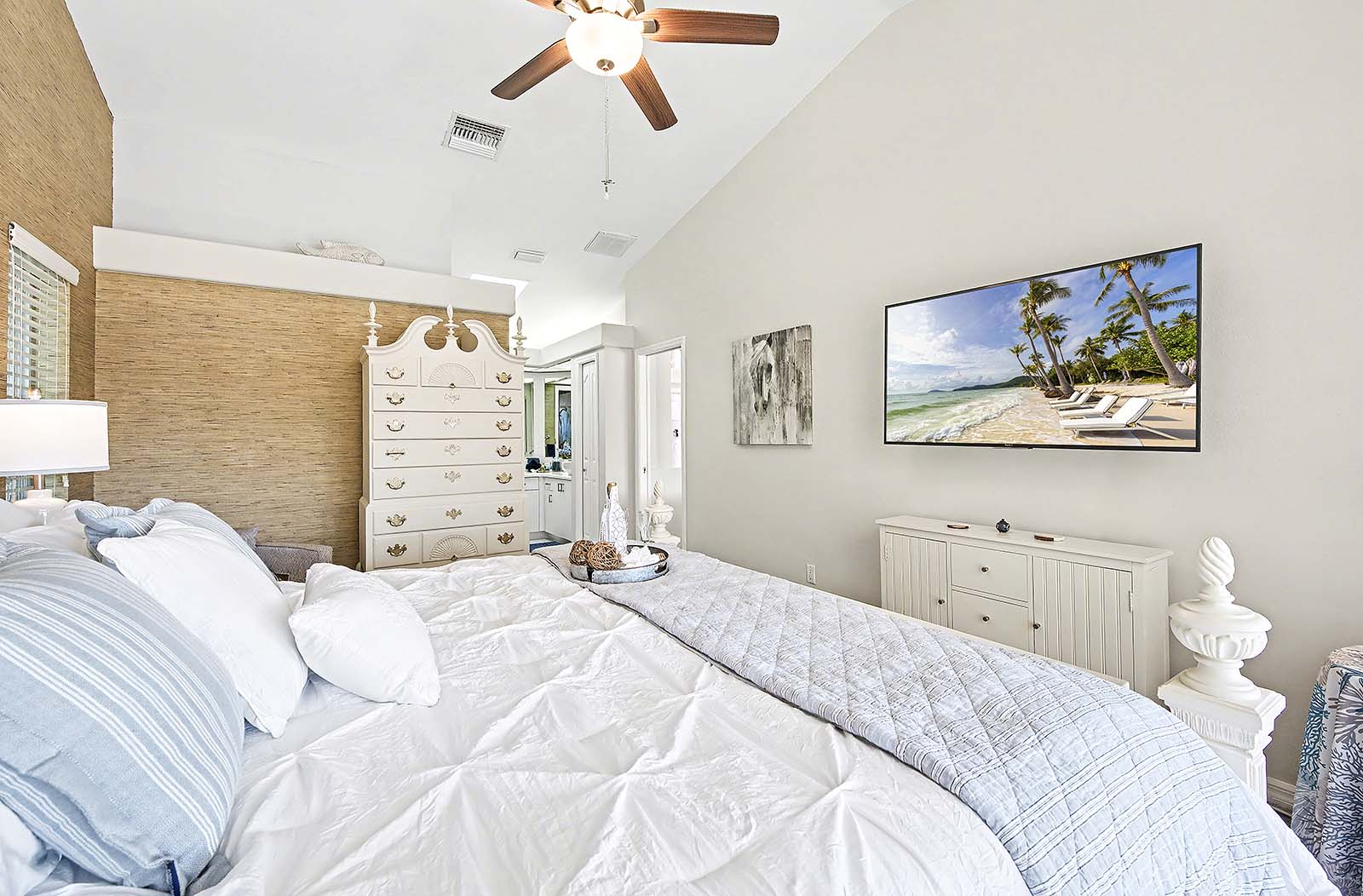 Privates Bootsdock am Kanal mit Tiki-Hut und Sitzbereich.