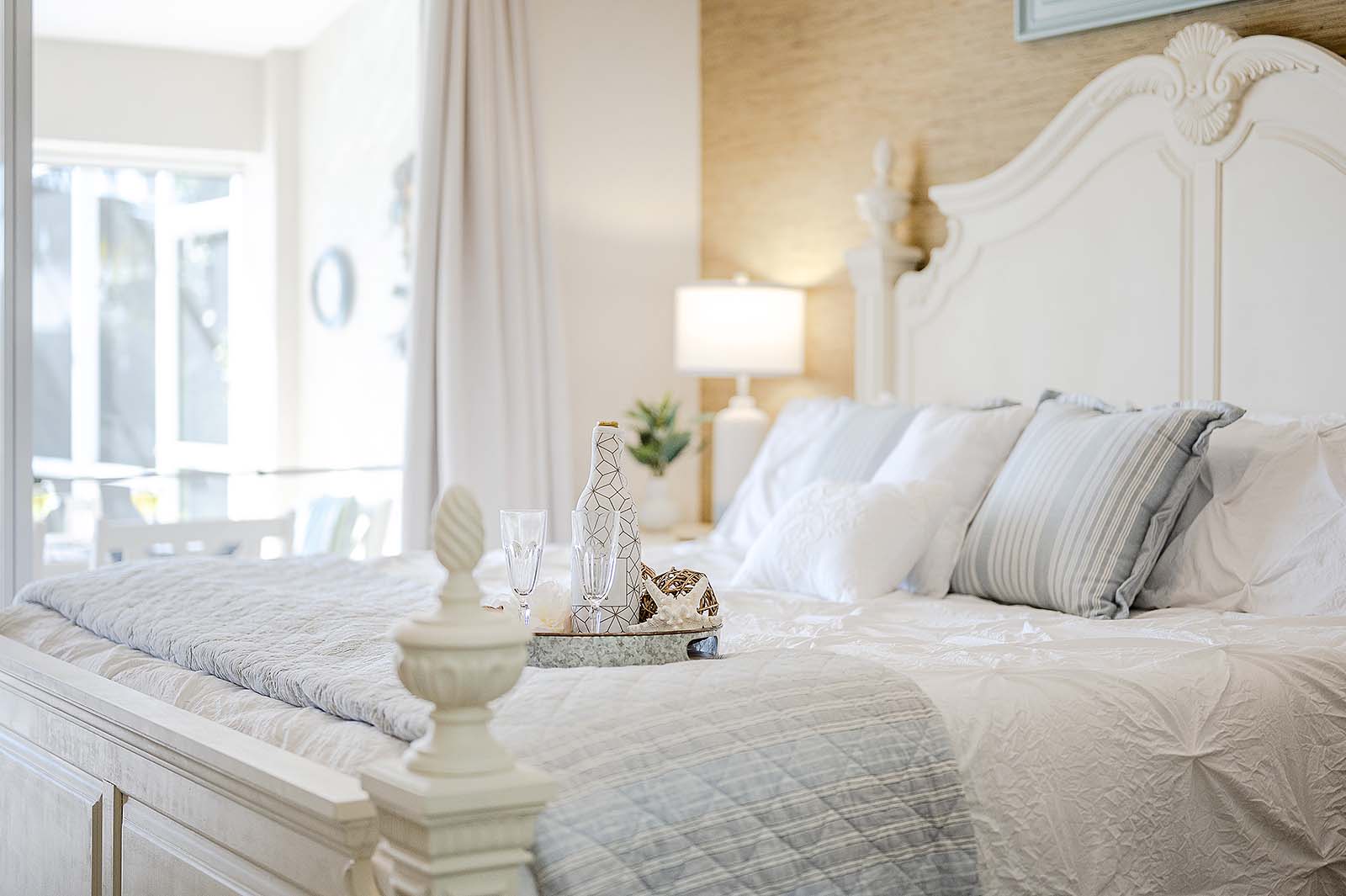 Bootsdock am Kanal mit Tiki-Hut und Sitzbereich