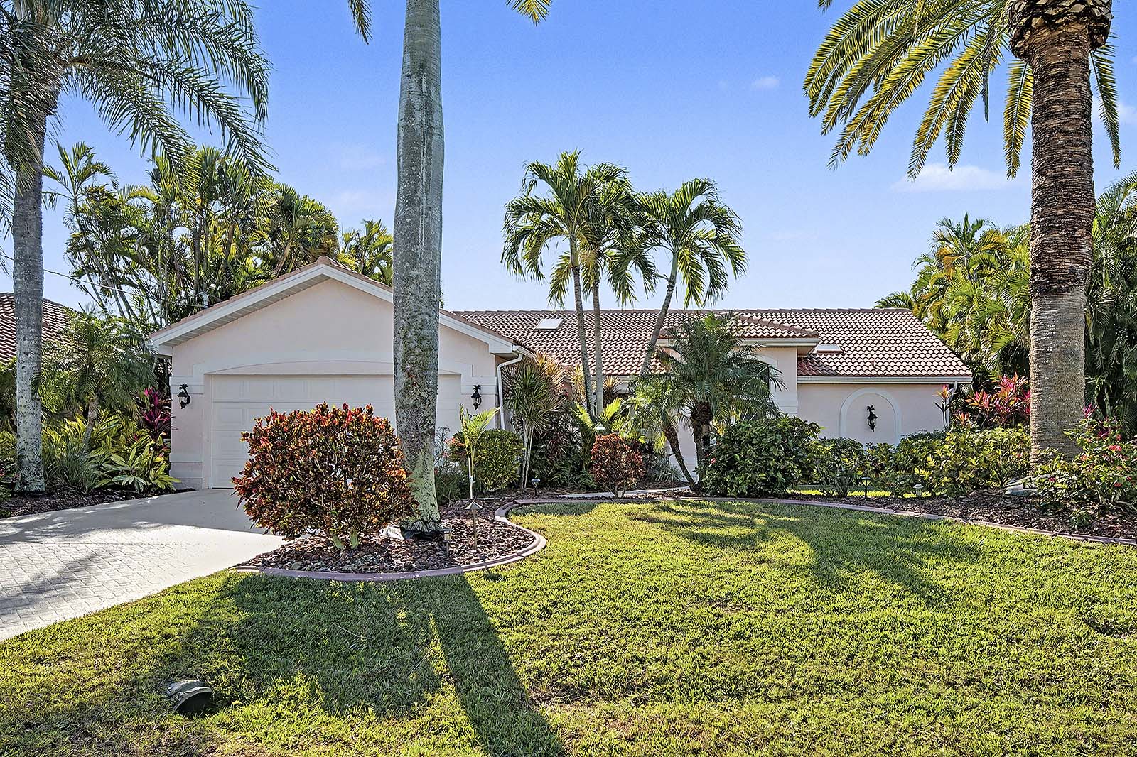 Beheizter Pool mit Terrasse in Südlage am Kanal.