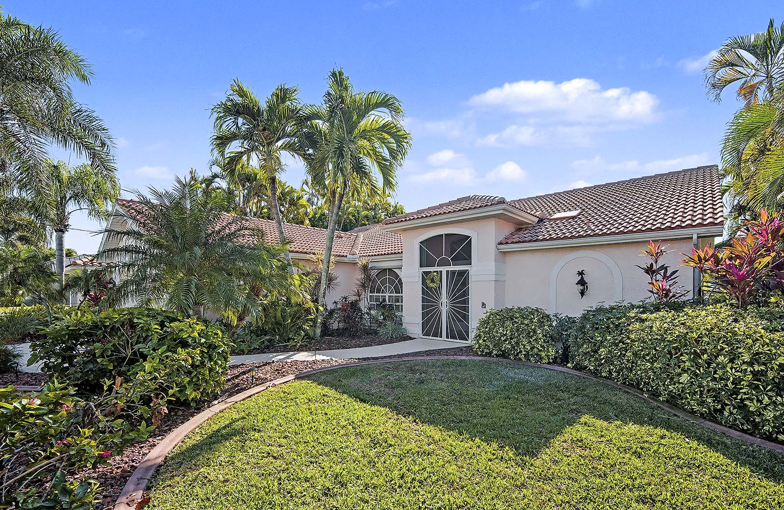Sonnige Poolterrasse in Südlage mit Blick auf den Kanal.