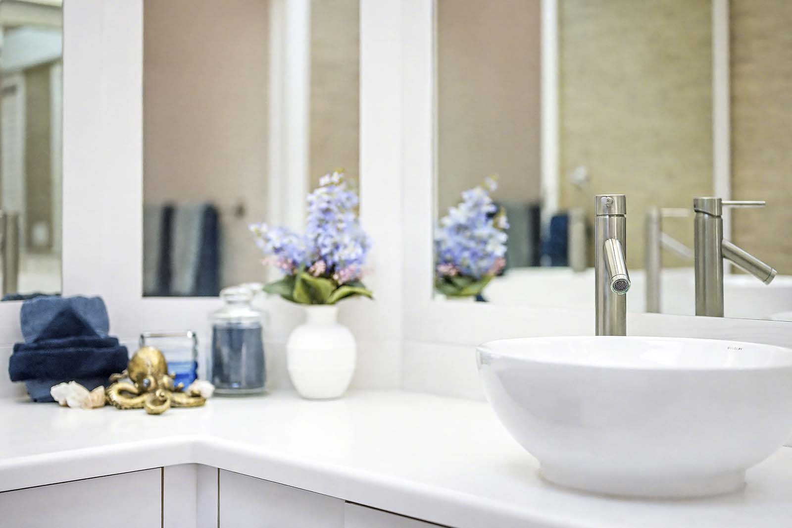 Beheizter Poolbereich mit Lanai und Blick auf den Kanal.