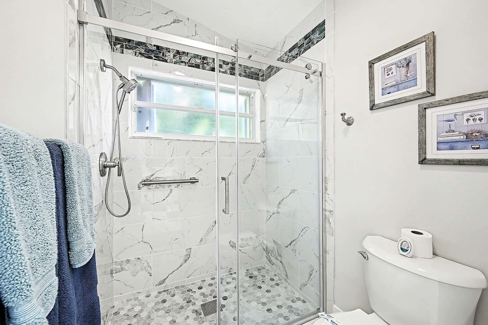 Beheizter Pool mit Terrasse in Südlage am Kanal.