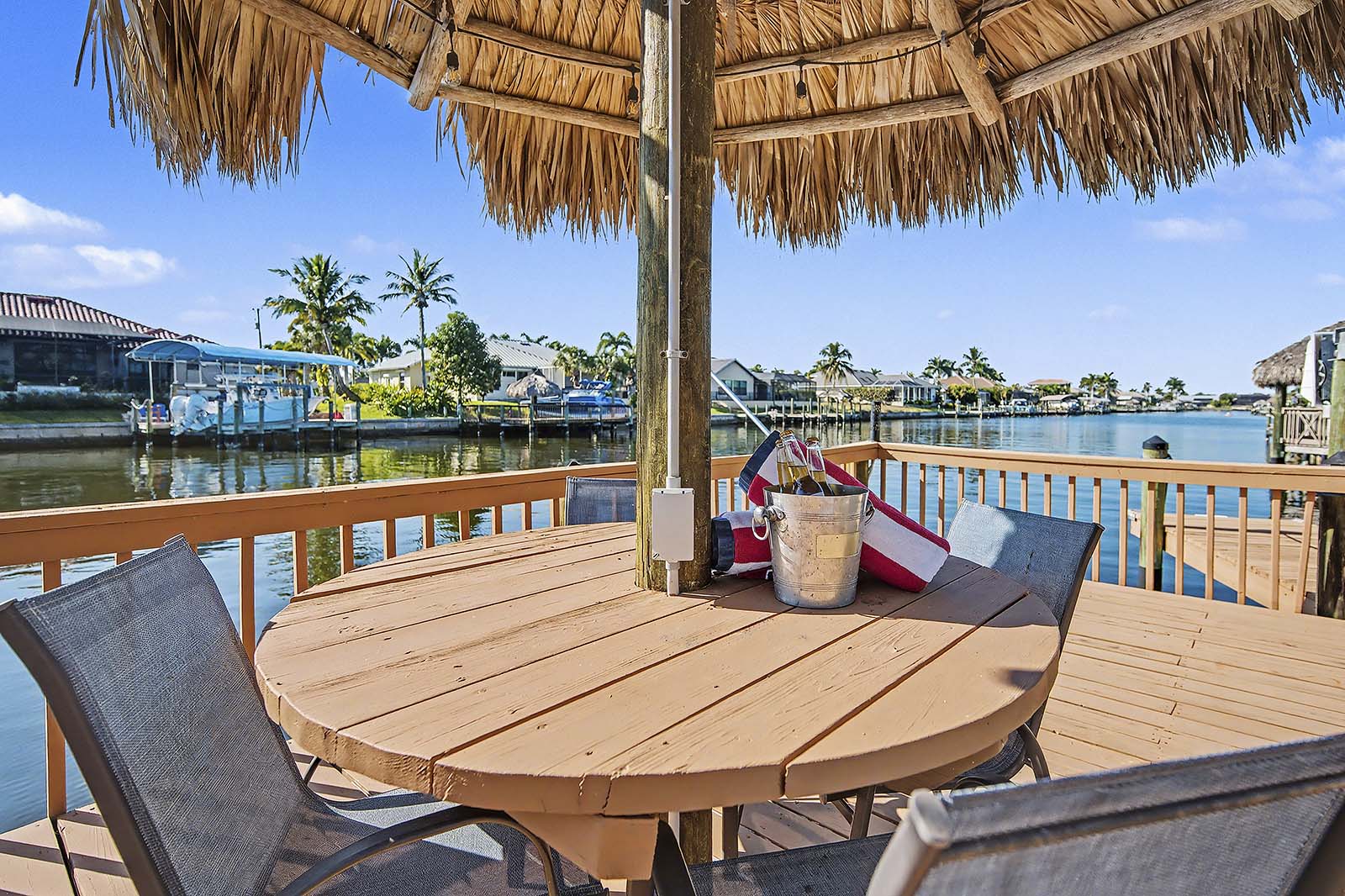 Privates Bootsdock mit Tiki-Hut am Kanal.