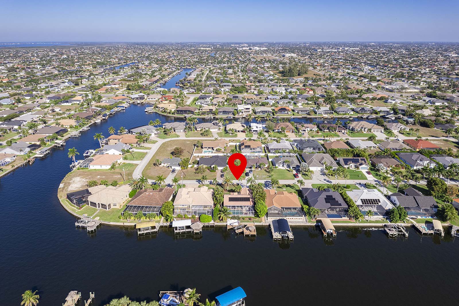 Sonnige Lanai mit Blick auf den Kanal und privatem Bootsdock mit Tiki-Hut.