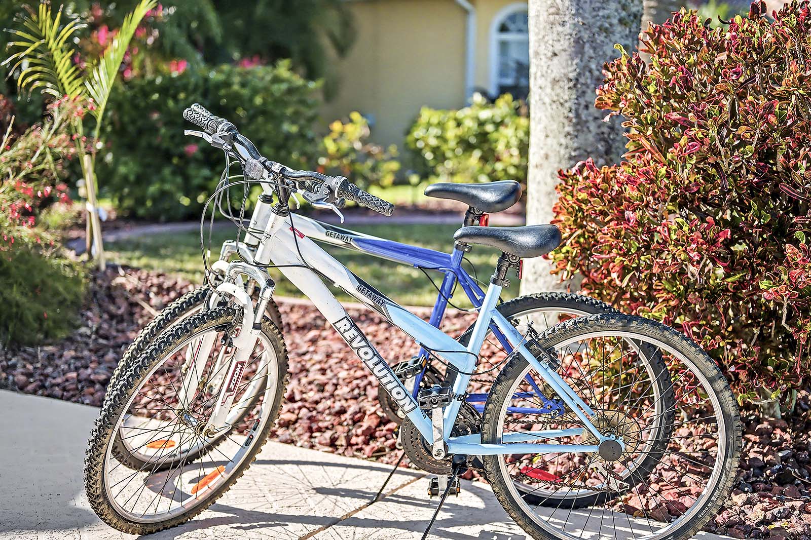 Privates Bootsdock mit Tiki-Hut am Kanal bei Sonnenuntergang.