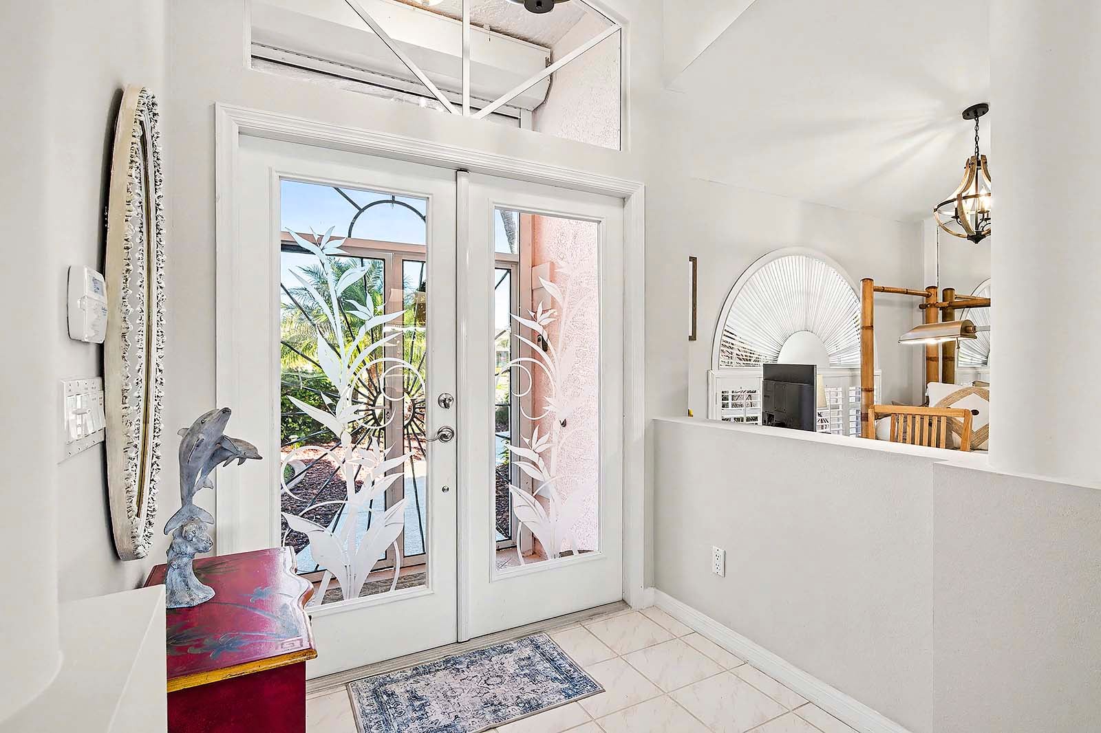 Beheizter Pool mit Lanai und Blick auf den Kanal.