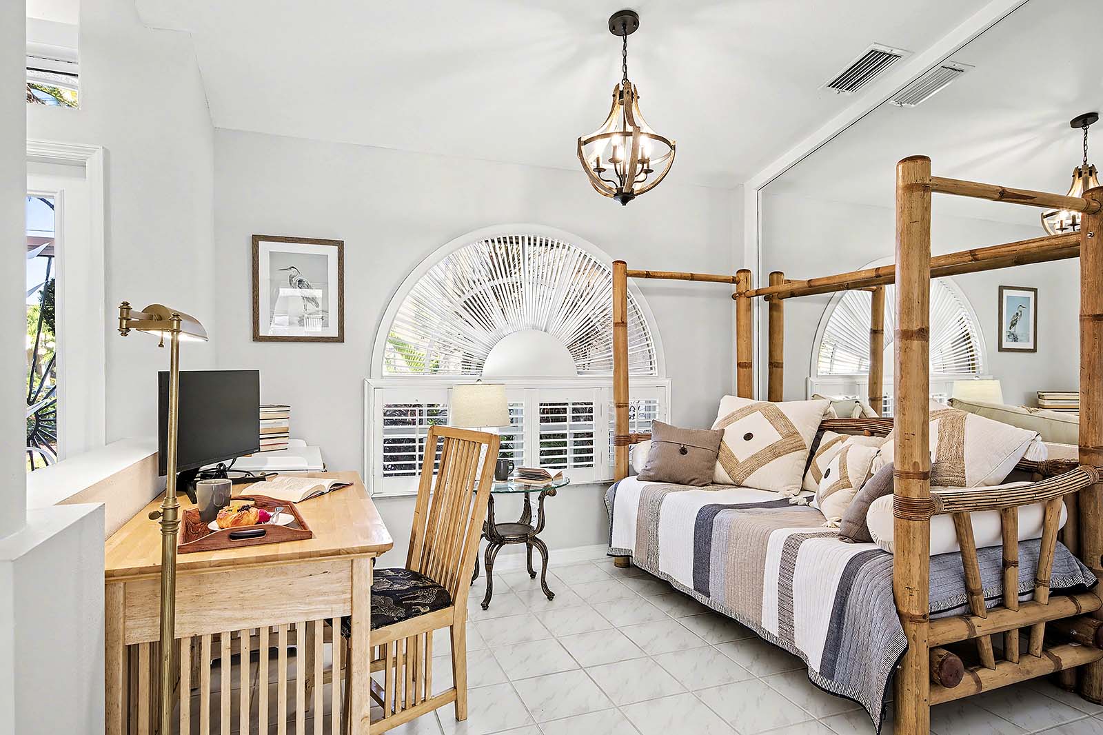 Beheizter Pool mit Terrasse und Blick auf den Kanal.