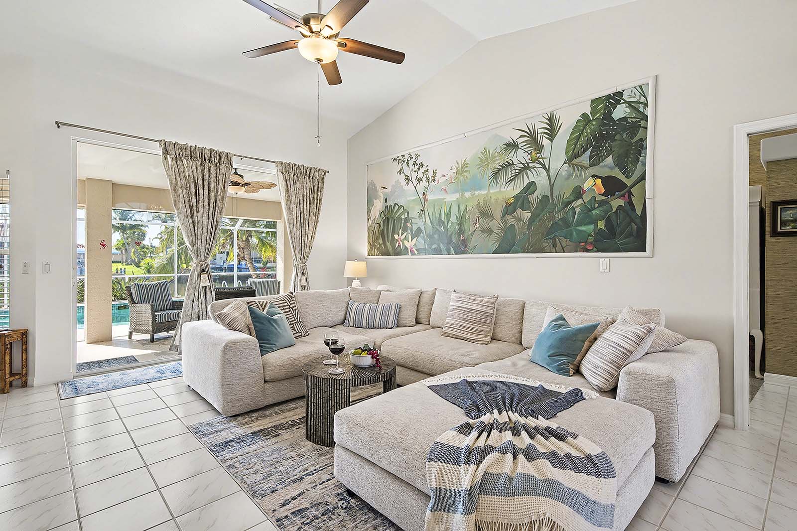 Sonnige Poolterrasse am Kanal mit privatem Bootsdock und Tiki-Hut.