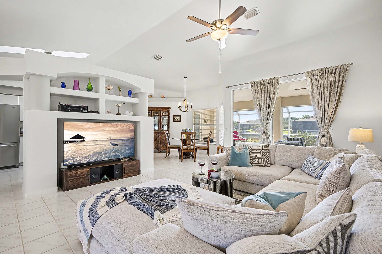 Beheizter Pool auf der sonnigen Terrasse am Kanal mit privatem Bootsdock und Tiki-Hut.