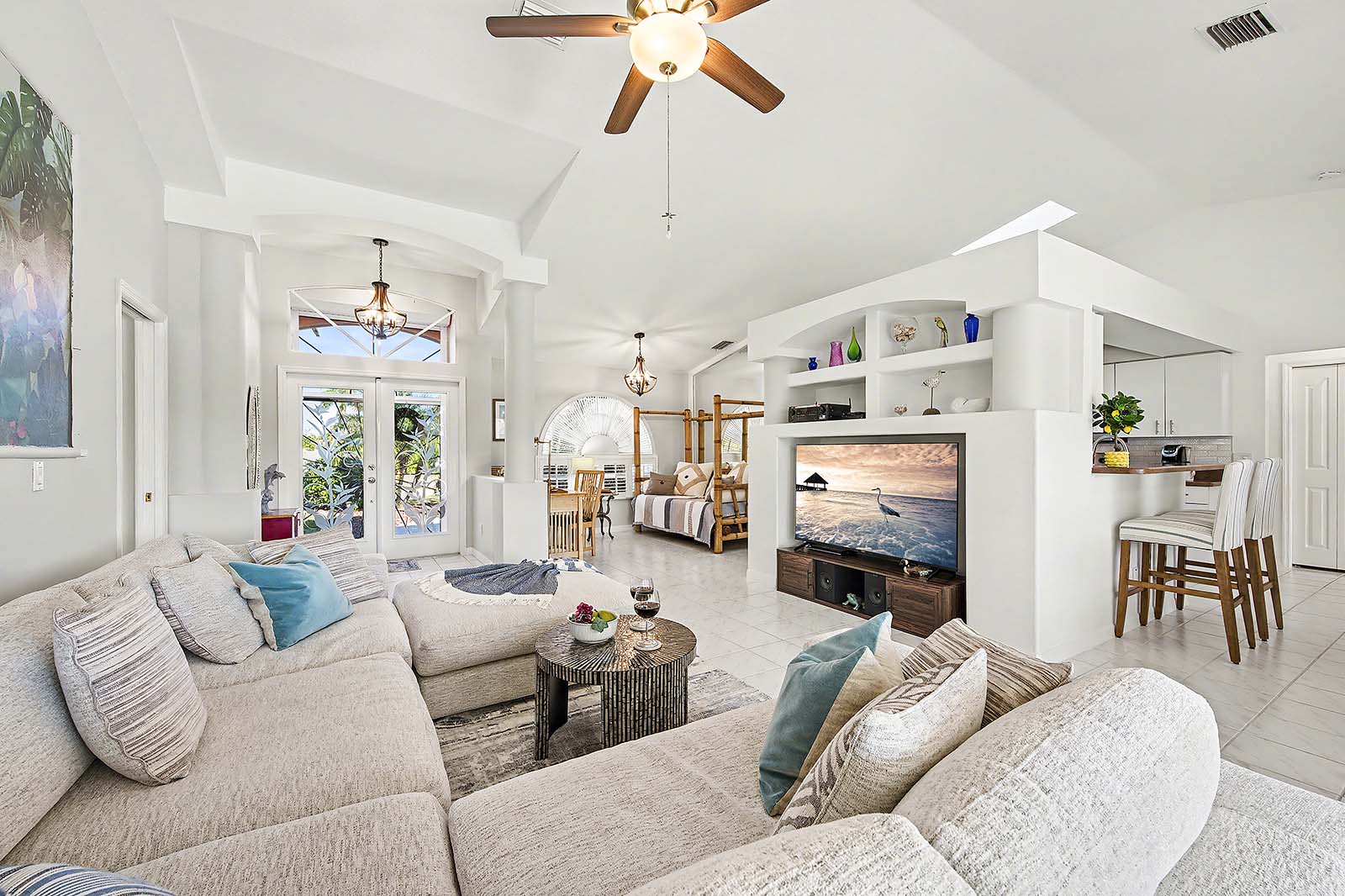 Beheizter Pool mit Sonnenterrasse und Blick auf den Kanal.