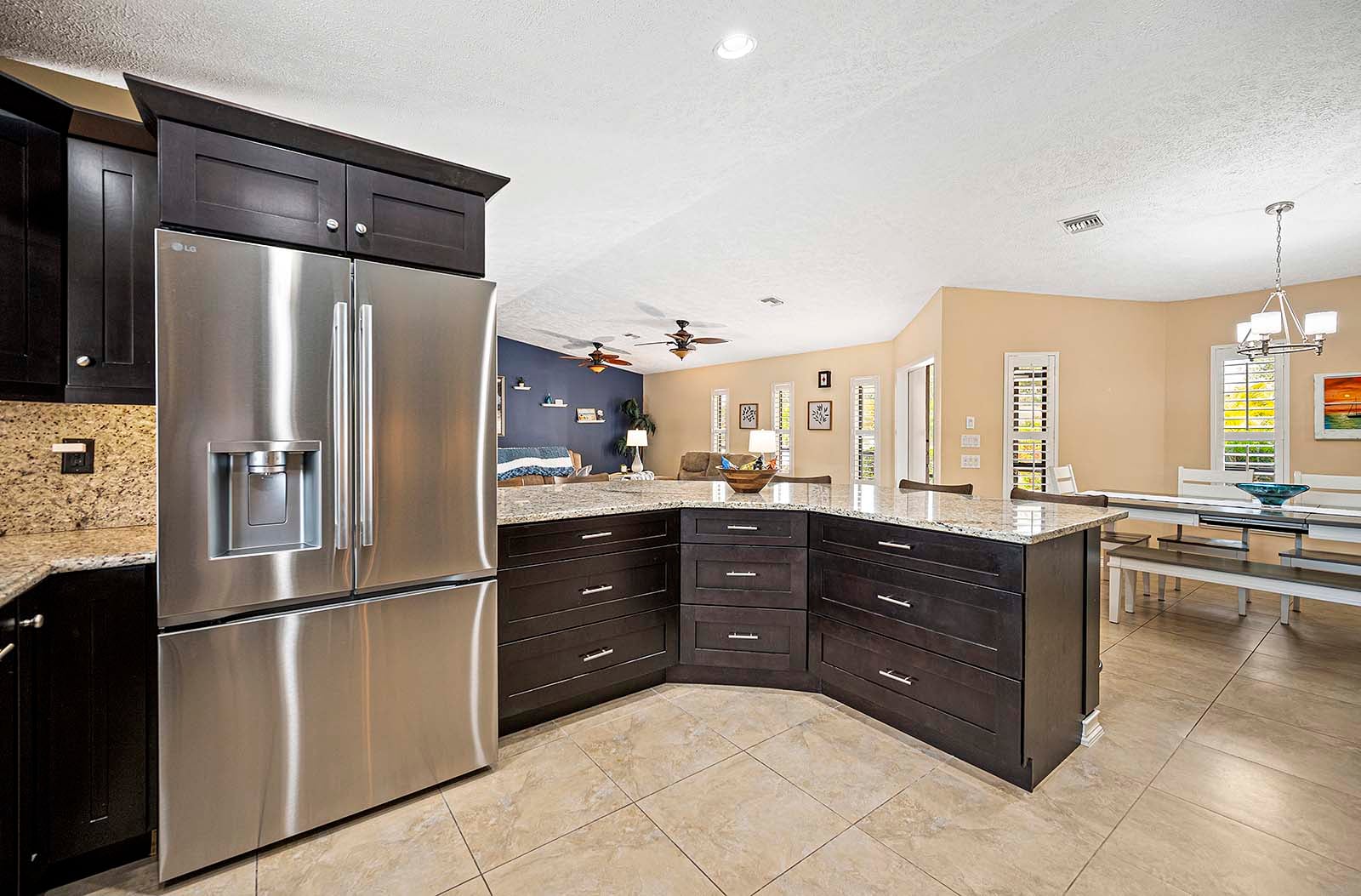 Beheizter Pool mit Lanai und Sitzbereich im privaten Garten.