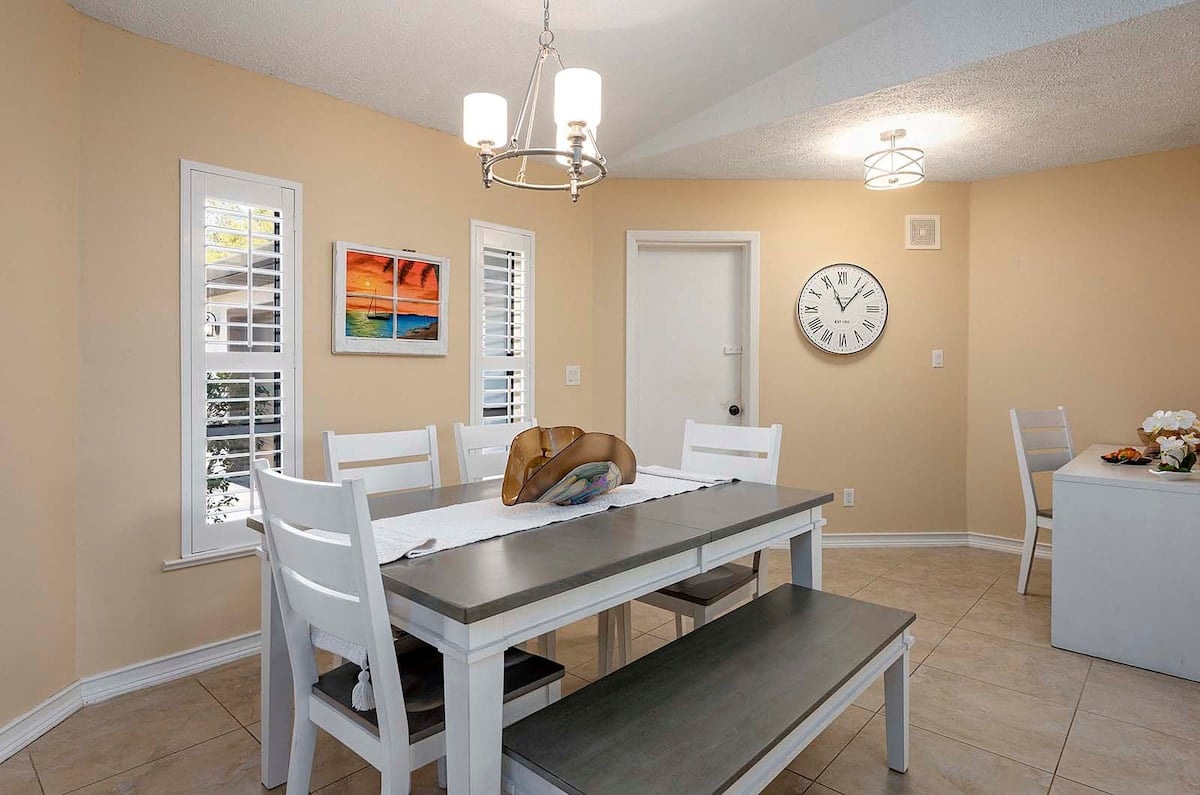 Beheizter Pool mit Lanai und Outdoor-Essbereich im privaten Garten.