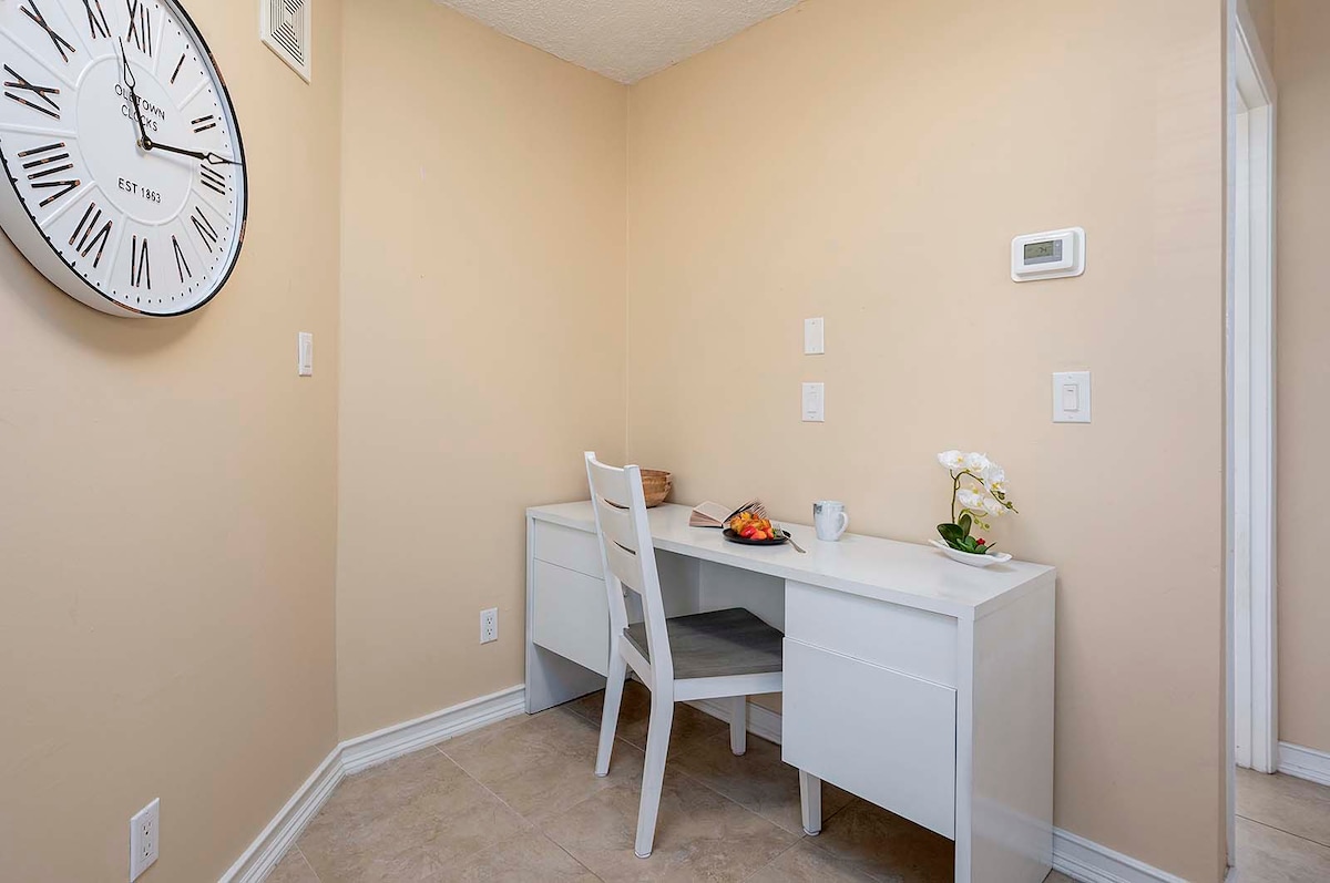 Beheizter Pool mit Lanai und Sitzbereich im privaten Garten.