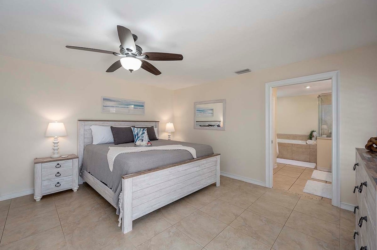 Beheizter Poolbereich mit Lanai und Sitzgruppe im Garten.