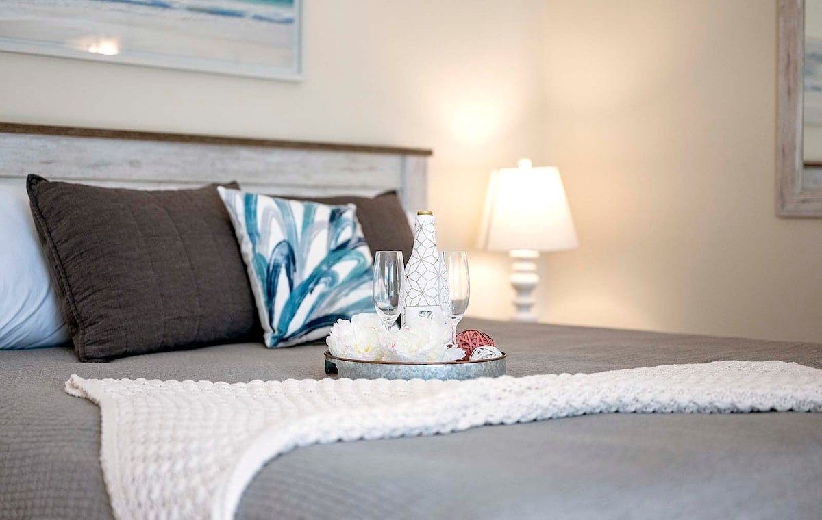 Beheizter Poolbereich mit Lanai und Sitzgelegenheit im privaten Garten.