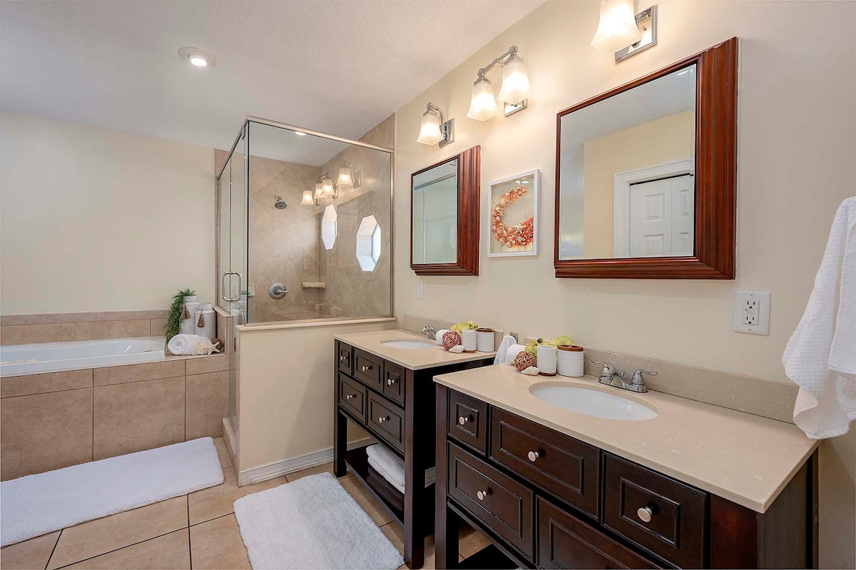 Beheizter Pool mit Lanai und Sitzbereich im Garten.